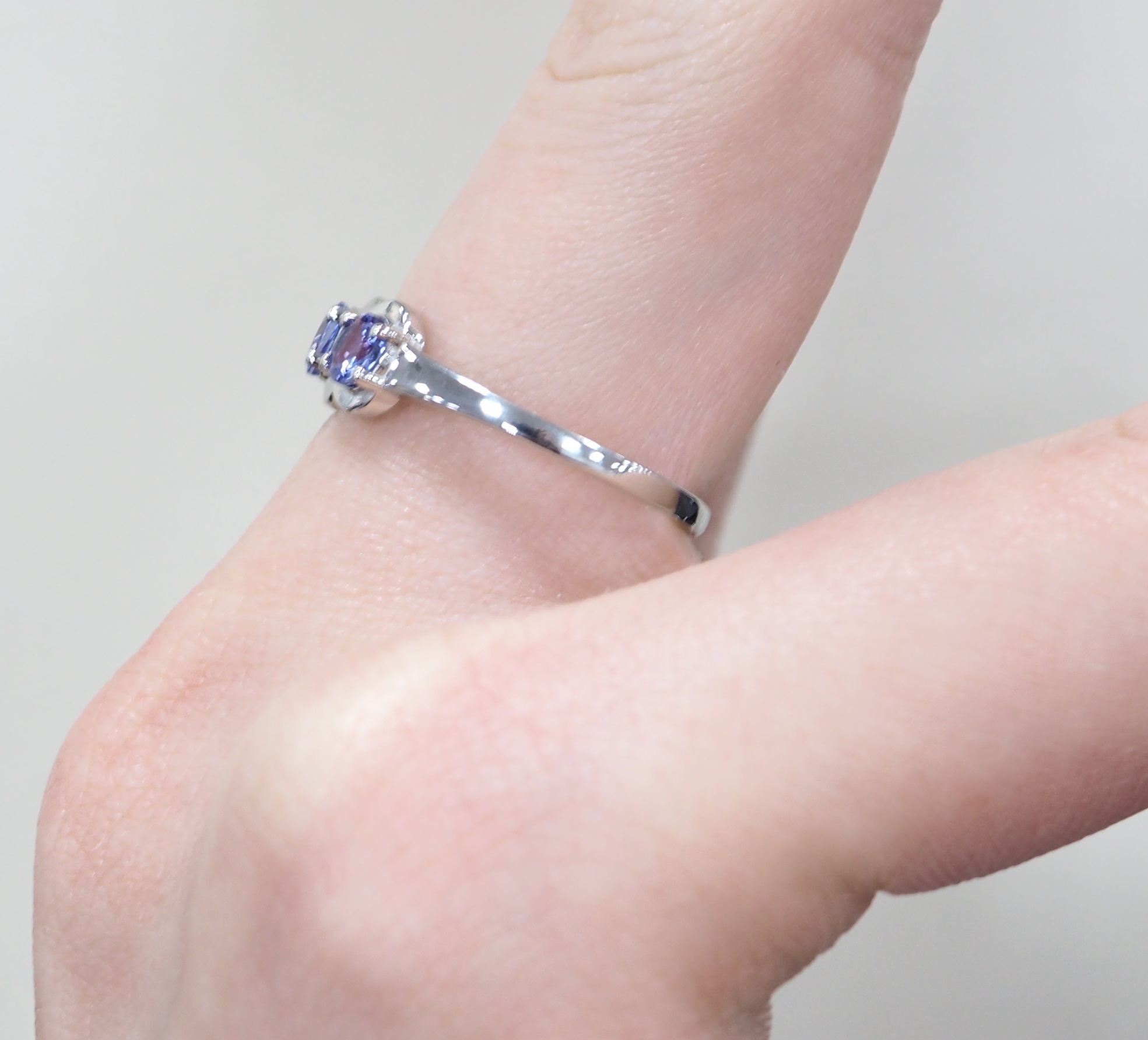 Серебряное кольцо 925 пробы; вставки 3 Танзанит;